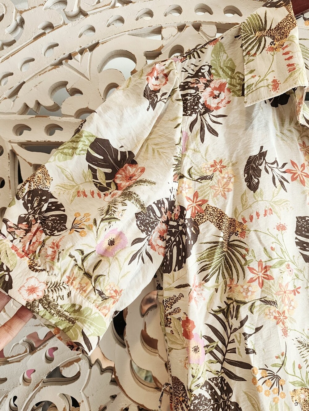 ELLISON FLORAL STYLE FRONT BUTTON SHORT SLEEVES AND COLLLAR SZ SMALL - Picture 12 of 15